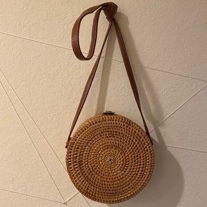 Round woven bag